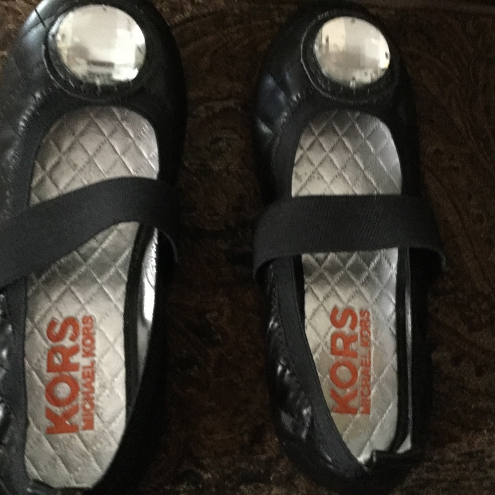 MICHAEL KORS  BLACK FLAT SHOES  SIZE 2